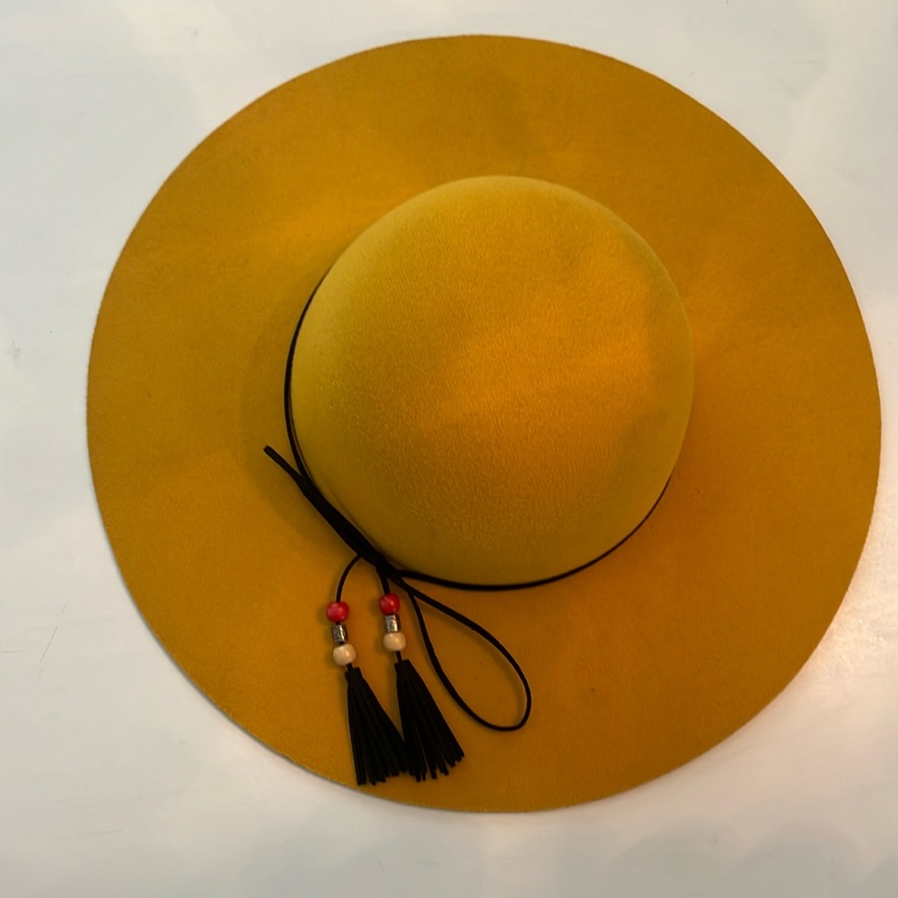 Felt women’s round hat with bead detail